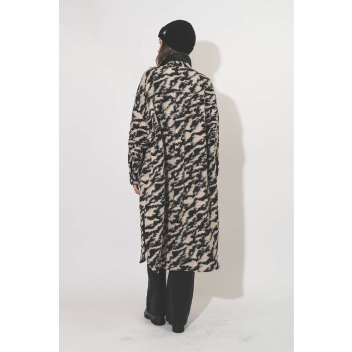 Manteau fausse fourrure noir et écru Fontizi Isabel Marant Etoile. Porté de dos.