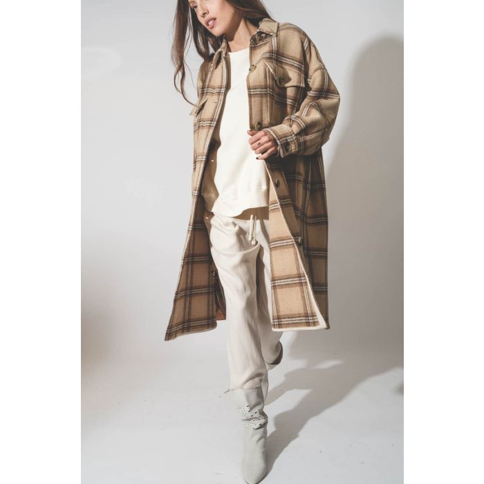 Manteau forme chemise longue à carreaux camel Fontizia Isabel Marant Etoile. Porté sur un total look écru.
