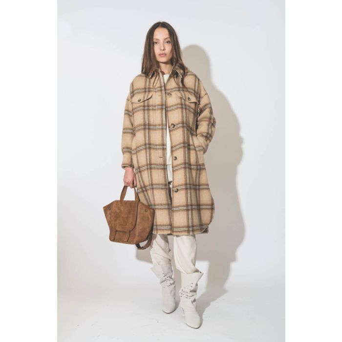 Manteau forme chemise longue à carreaux camel Fontizia Isabel Marant Etoile. Porté de face.