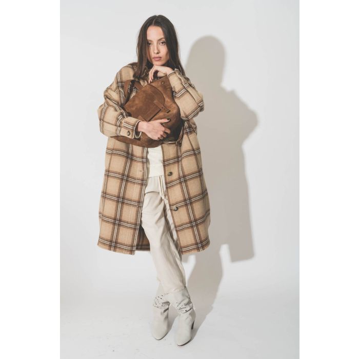 Manteau forme chemise longue à carreaux camel Fontizia Isabel Marant Etoile. Porté avec un sac en cuir suédé tabac.
