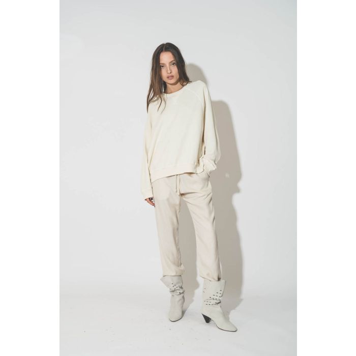 Pantalon fluide en viscose écru taille élastique Berati Isabel Marant Etoile. Porté de face.