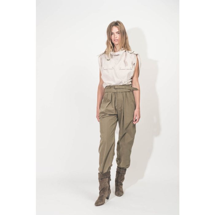 Pantalon Celia Isabel Marant en coton kaki. Porté de face.