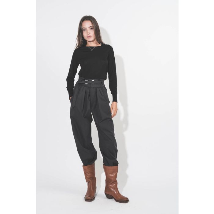 Pantalon large taille haute en toile noire avec ceinture Célia Isabel Marant Etoile. Porté de face.