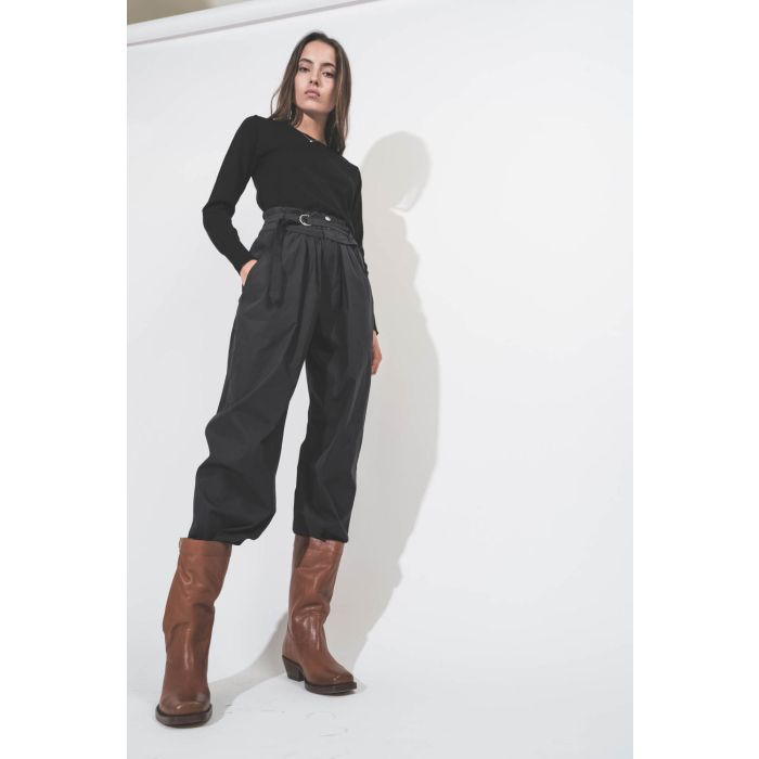 Pantalon large taille haute en toile noire avec ceinture Célia Isabel Marant Etoile. Porté avec des boots en cuir Havana.