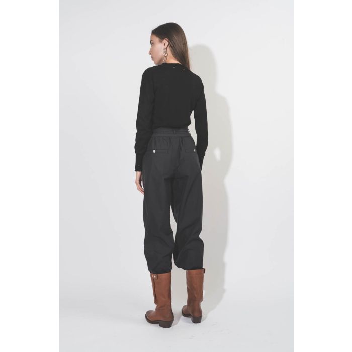 Pantalon large taille haute en toile noire avec ceinture Célia Isabel Marant Etoile. Porté de dos.