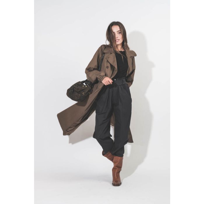 Pantalon large taille haute en toile noire avec ceinture Célia Isabel Marant Etoile. Porté avec un trench.