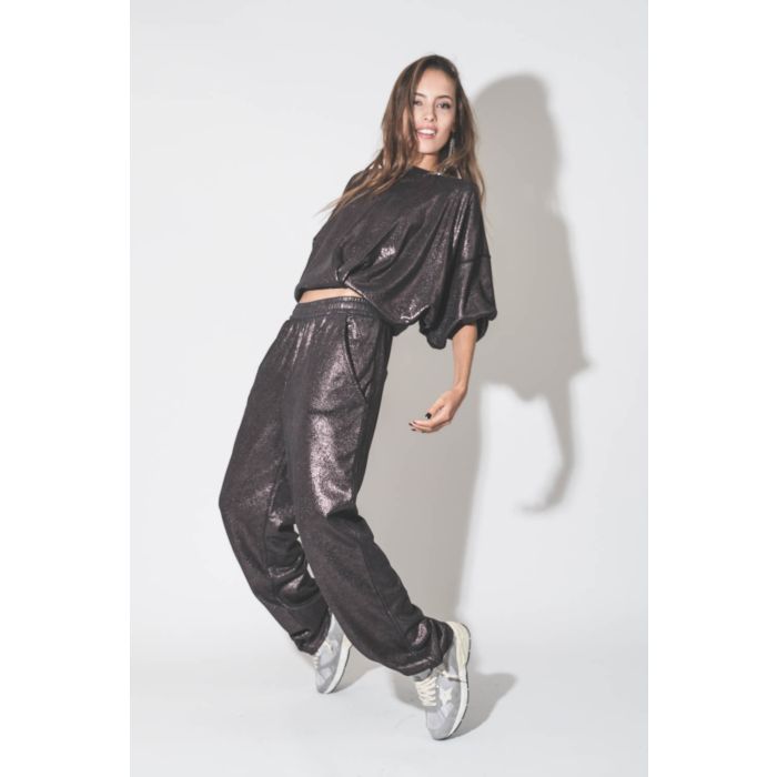 Pantalon de jogging baggy lamé noir Prunelia Isabel Marant Etoile. Porté de profil.