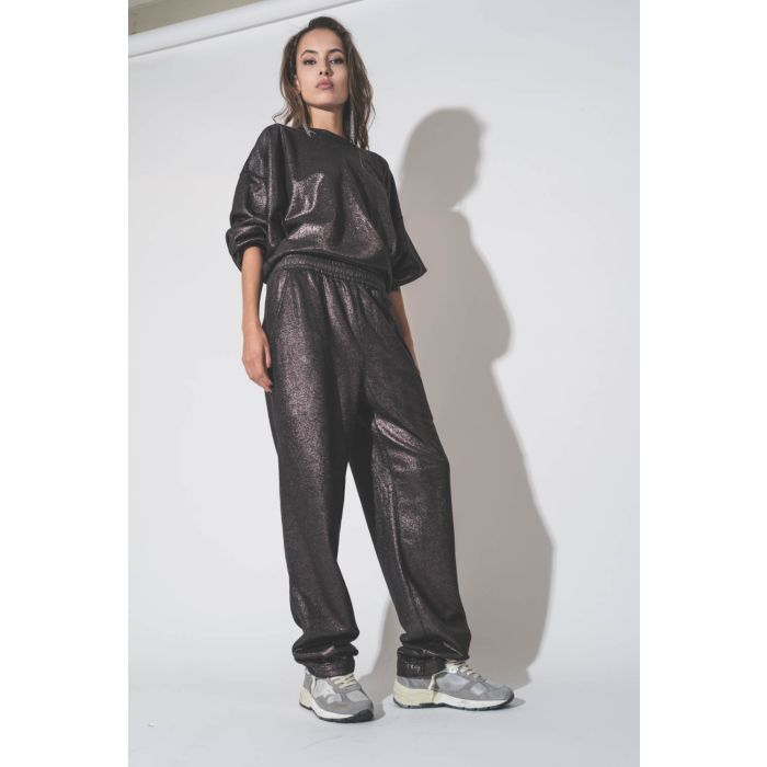 Pantalon de jogging baggy lamé noir Prunelia Isabel Marant Etoile. Porté avec des sneakers grises.