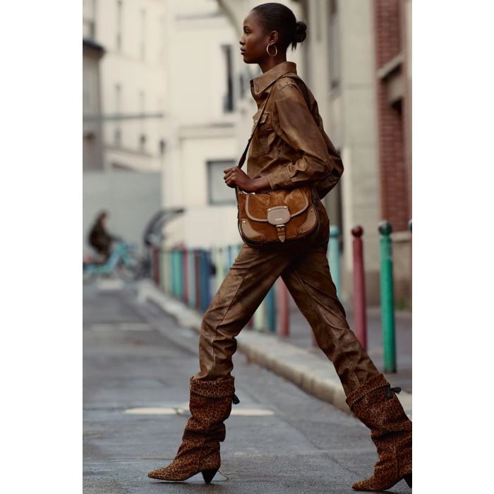 Pantalon Kelsie Isabel Marant Etoile en faux cuir Tabacco. Porté de profil.
