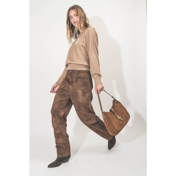 Pantalon Kelvina Isabel Marant Etoile en faux cuir effet vintage Tabacco. Porté de profil.