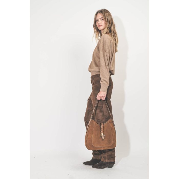 Pantalon Kelvina Isabel Marant Etoile en faux cuir effet vintage Tabacco. Porté de profil avec une paire de santiag.