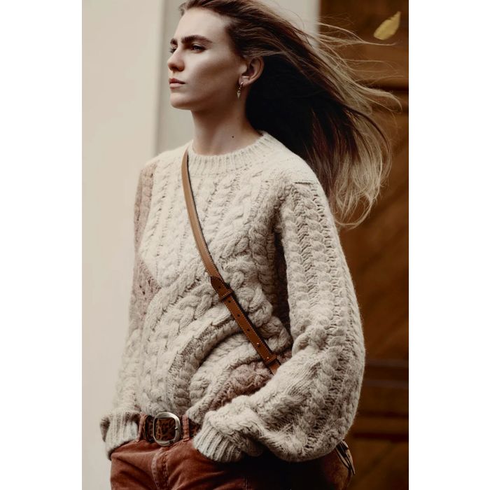 Pantalon Leniya Isabel Marant Etoile en velours côtelé Rust. Porté avec un pull écru.