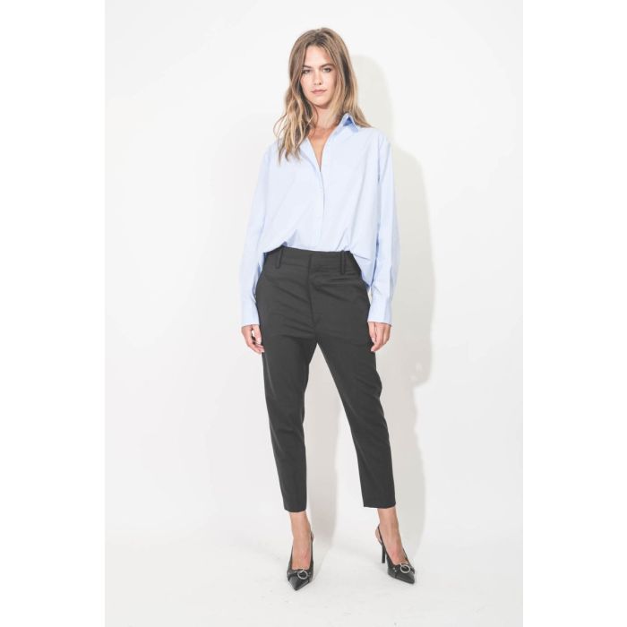 Pantalon Noah Isabel Marant en laine froide noire. Porté de face.
