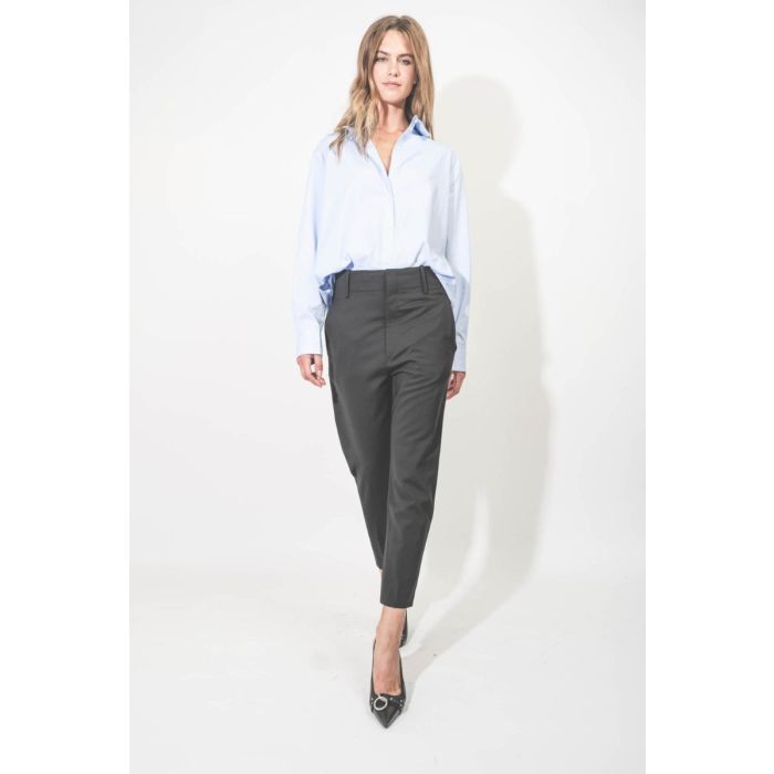 Pantalon Noah Isabel Marant en laine froide noire. Porté de face avec des escarpins à talons.