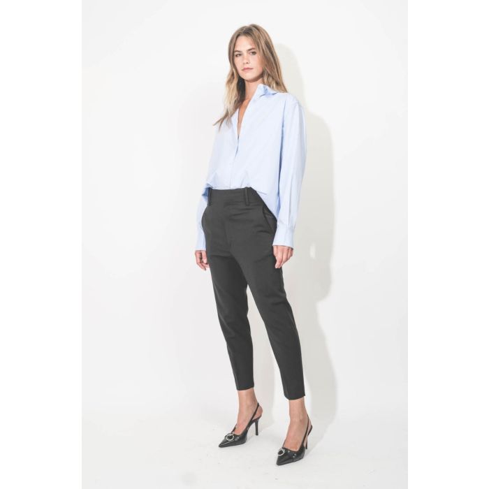 Pantalon Noah Isabel Marant en laine froide noire. Porté de profil.
