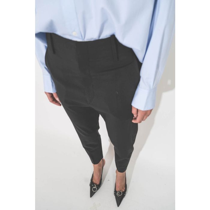 Pantalon Noah Isabel Marant en laine froide noire. Détail du devant ventre plat.