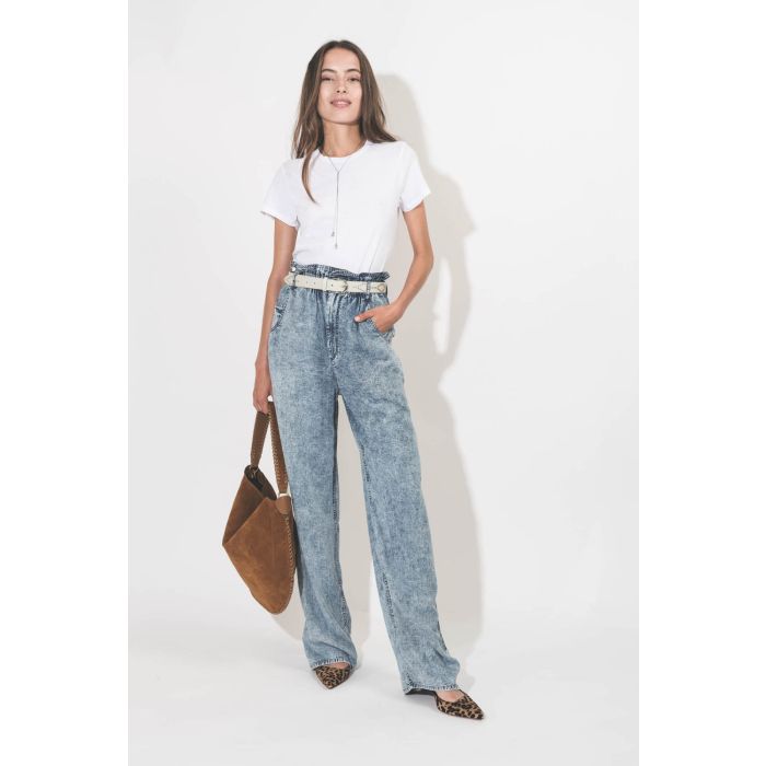 Pantalon taille haute en lyocell bleu délavé Priana Isabel Marant Etoile. Porté de face.