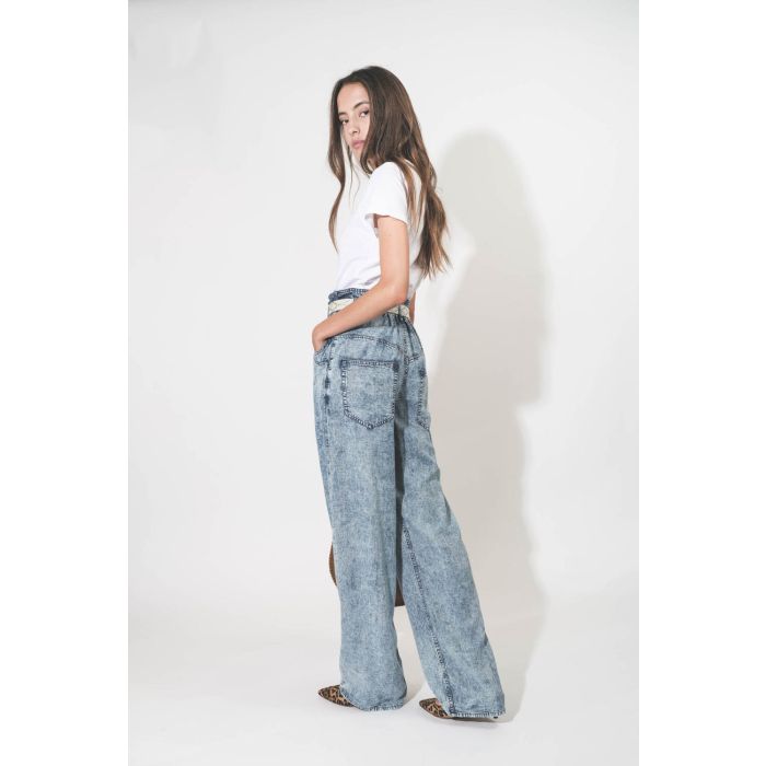 Pantalon taille haute en lyocell bleu délavé Priana Isabel Marant Etoile. Porté avec une ceinture en cuir blanc.