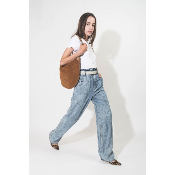 Pantalon taille haute en lyocell bleu délavé Priana Isabel Marant Etoile. Porté avec un sac en cuir suédé cognac.