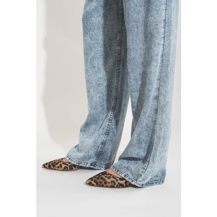Pantalon taille haute en lyocell bleu délavé Priana Isabel Marant Etoile. Détail bas du pantalon fluide.