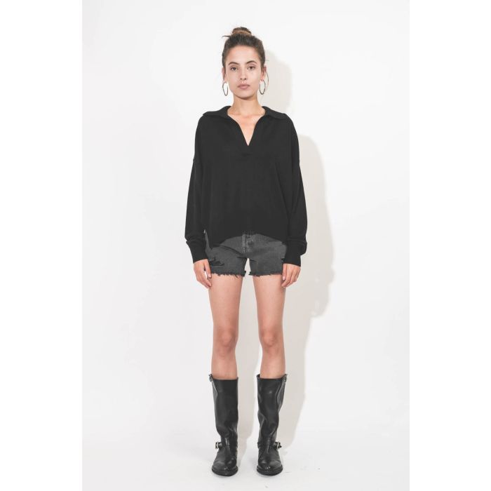 Pull col polo avec une fente sur le côté en viscose et laine noir Galix Isabel Marant Etoile. Porté de face.