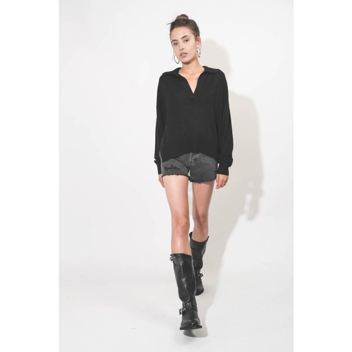 Pull col polo avec une fente sur le côté en viscose et laine noir Galix Isabel Marant Etoile. Porté avec un short en jean noir délavé.