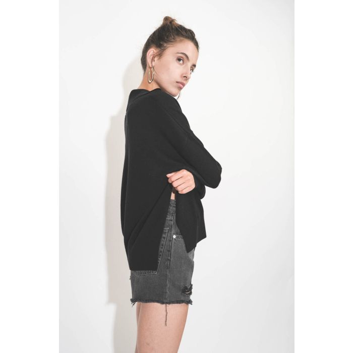 Pull col polo avec une fente sur le côté en viscose et laine noir Galix Isabel Marant Etoile. Porté de profil. Détail de la fente côté.
