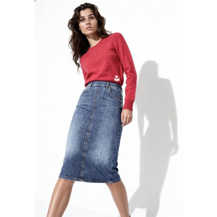 Pull Isadora Isabel Marant Étoile en alpaga mélangé rouge, porté avec une jupe en denim Haikure.