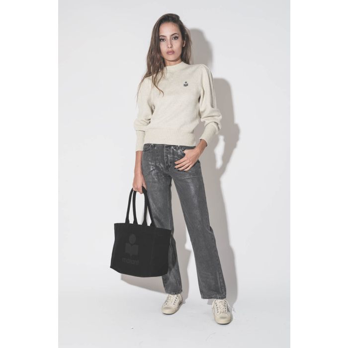 Pull col montant gris clair mini logo argent Kelaya Isabel Marant Etoile. Porté de face. 