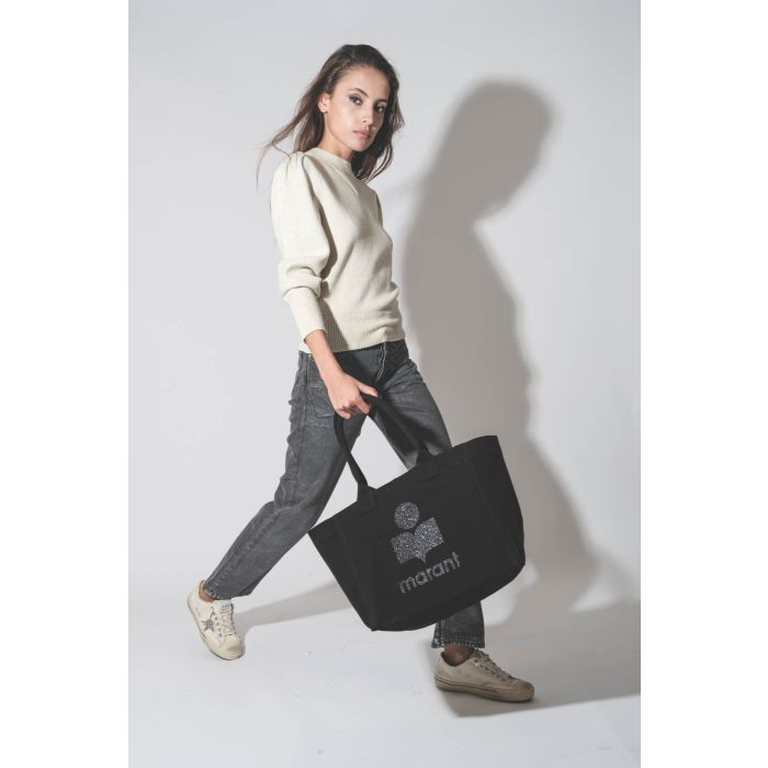 Pull col montant gris clair mini logo argent Kelaya Isabel Marant Etoile. Porté avec un cabas en toile noir logo paillettes argent.
