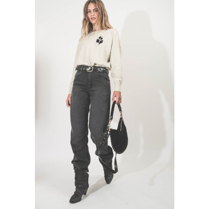 Pull Marisans Isabel Marant Etoile en coton et laine gris clair logo noir. Porté de profil.