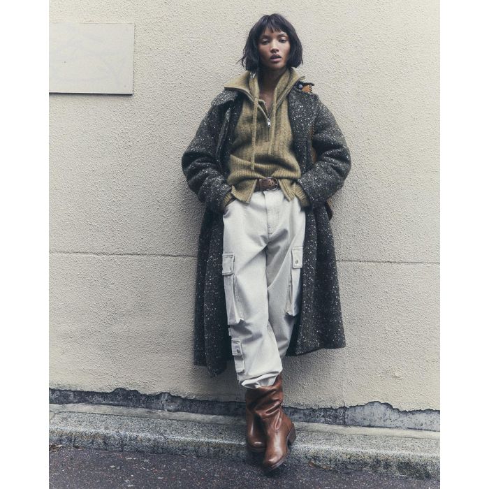 Pull Milly kaki Isabel Marant Etoile. Porté sous un pull camionneur dans la même maille. 