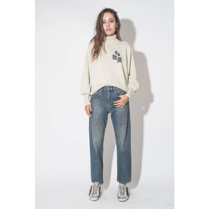 Pull col roulé gris clair logo argent Nash Isabel Marant Etoile. Porté de face.