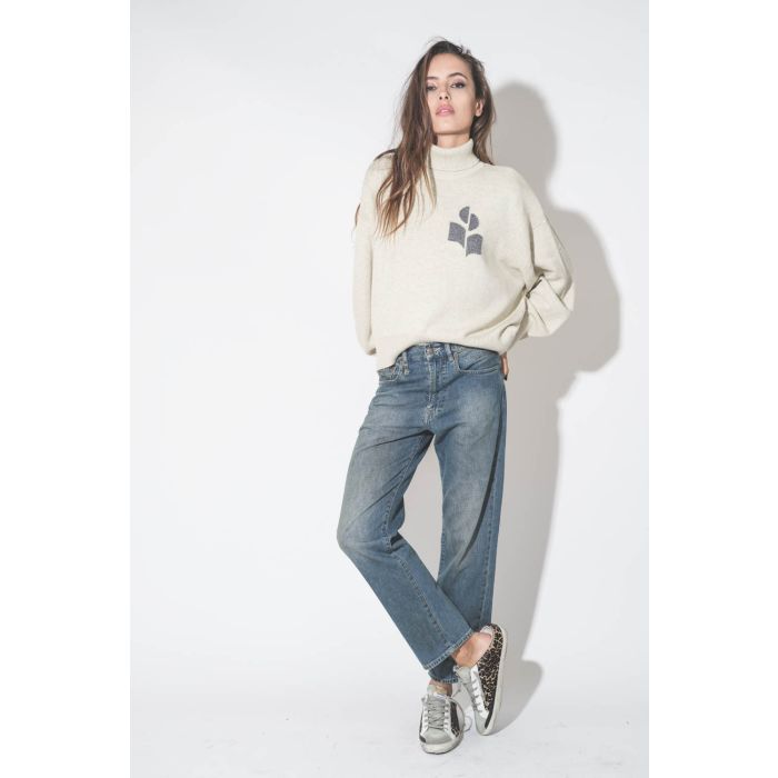 Pull col roulé gris clair logo argent Nash Isabel Marant Etoile. Porté avec un jean Boyfriend bleu.