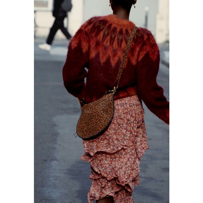 Pull Natania Isabel Marant Etoile en laine et mohair à motif Fair Isle bordeaux. Porté avec une jupe midi.