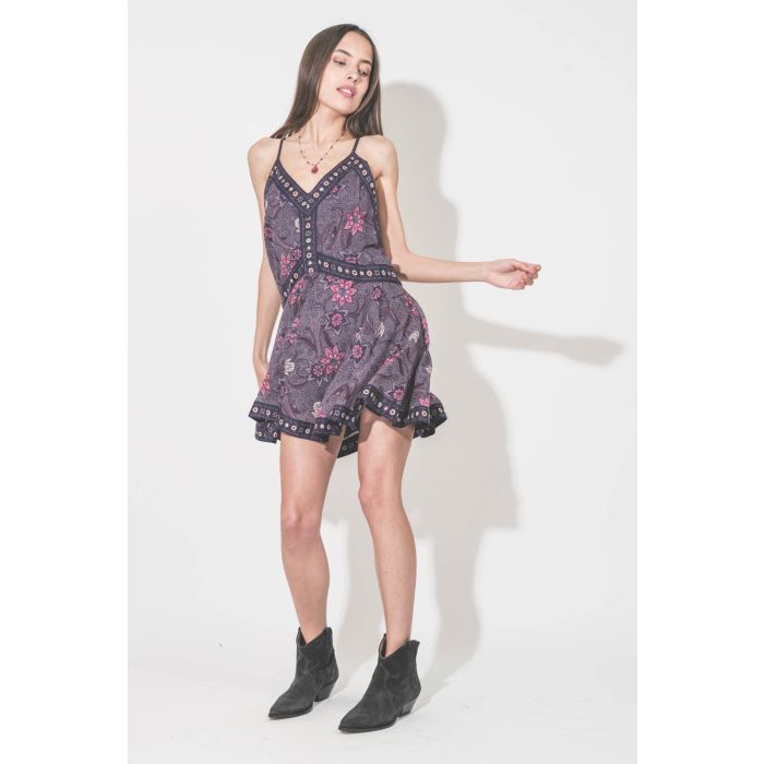 Robe au dessus du genoux fines bretelles en voile de coton imprimé fleurs violettes doublée Daniella Isabel Marant Etoile. Portée avec des boots en cuir suédé noir délavé Dewina Isabel Marant et un collier tibétain Sharing. 