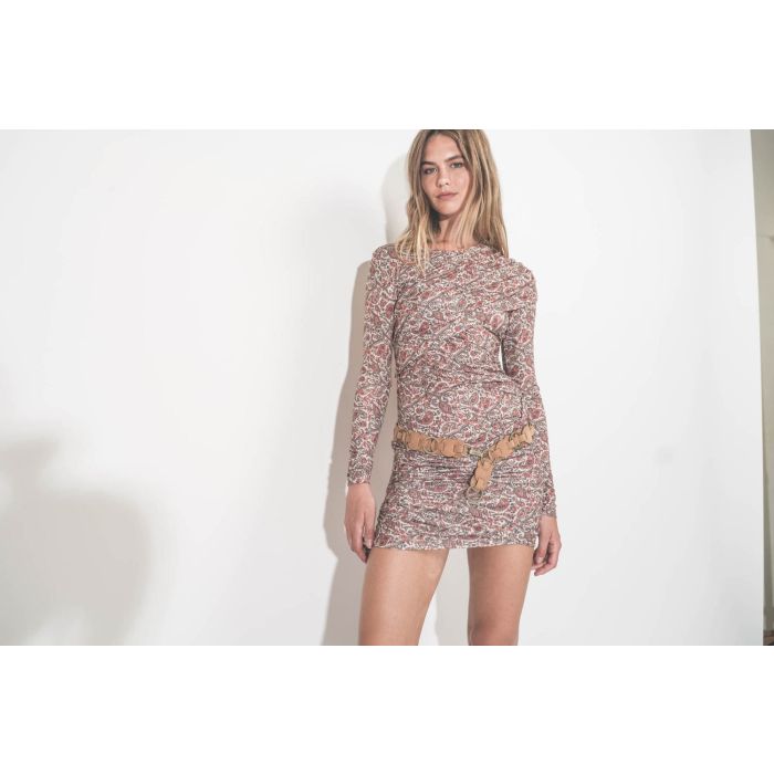 Robe Denise Isabel Marant Etoile en jersey drapé imprimé Rust. Portée avec une ceinture sur les hanches. 