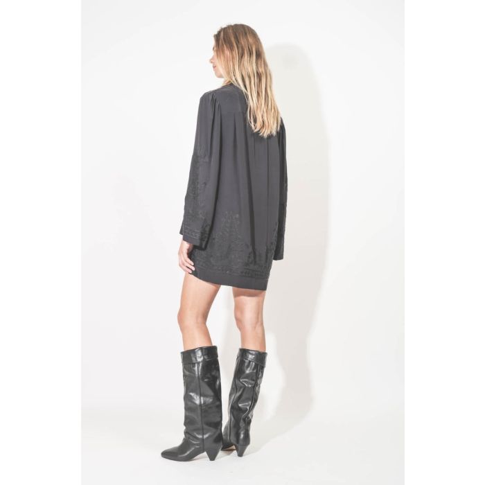 Robe Fadeli Isabel Marant en crêpe noir brodée ton sur ton. Portée de dos.
