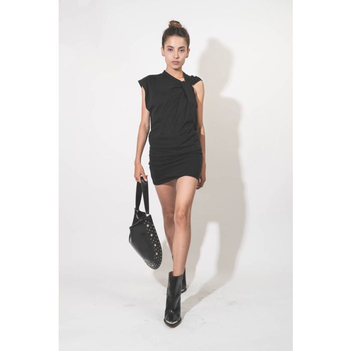 Mini-robe drapée en jersey de coton noir Leany Isabel Marant Etoile. Porté avec des boots à talons en cuir noir.