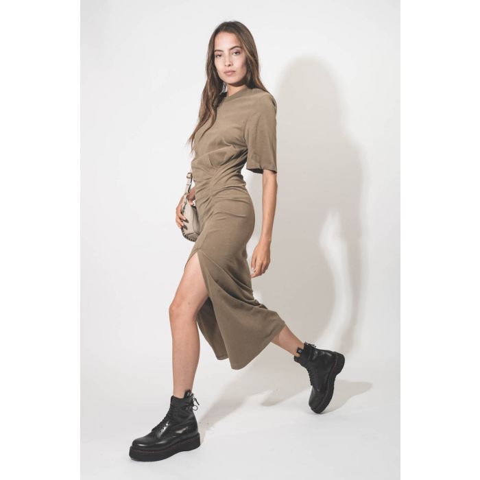 Robe longue manches courtes drapée et fendue en jersey de coton kaki Lexia Isabel Marant Etoile. Porté de profil.