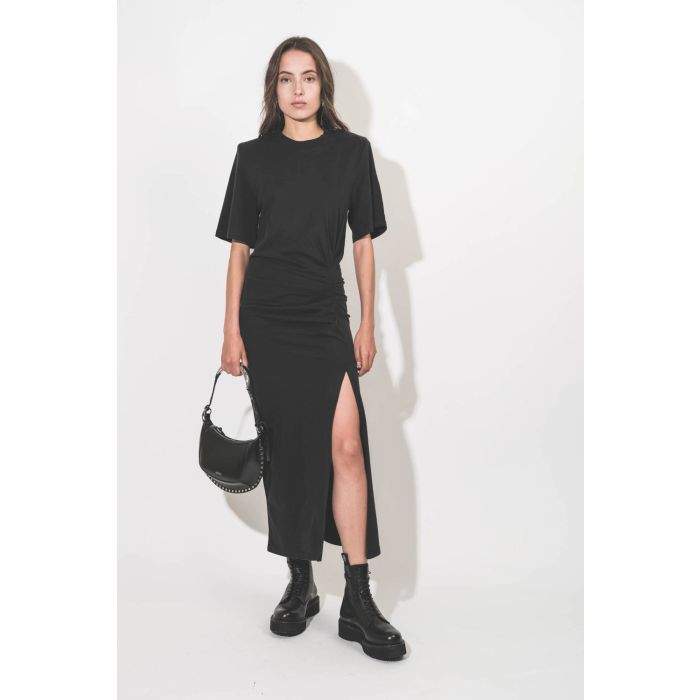 Robe longue manches courtes drapée et fendue en jersey noir épaulettes amovibles Lexia Isabel Marant Etoile. Porté de face.
