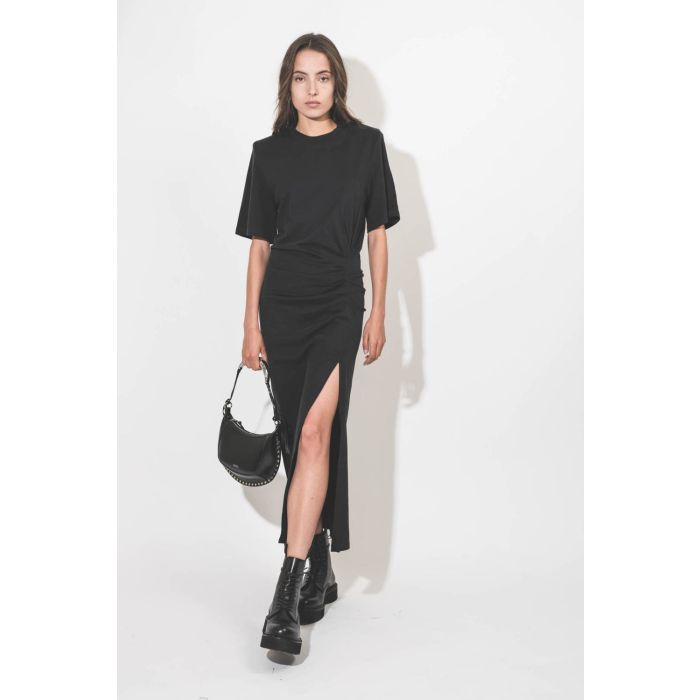 Robe longue manches courtes drapée et fendue en jersey noir épaulettes amovibles Lexia Isabel Marant Etoile. Porté avec un sac bijou en cuir noir.