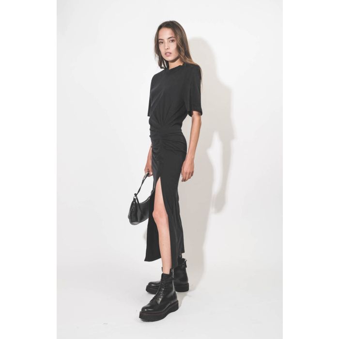 Robe longue manches courtes drapée et fendue en jersey noir épaulettes amovibles Lexia Isabel Marant Etoile. Porté de profil.