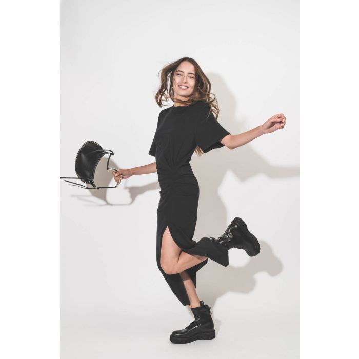 Robe longue manches courtes drapée et fendue en jersey noir épaulettes amovibles Lexia Isabel Marant Etoile. Porté avec des boots à lacets en cuir noir.
