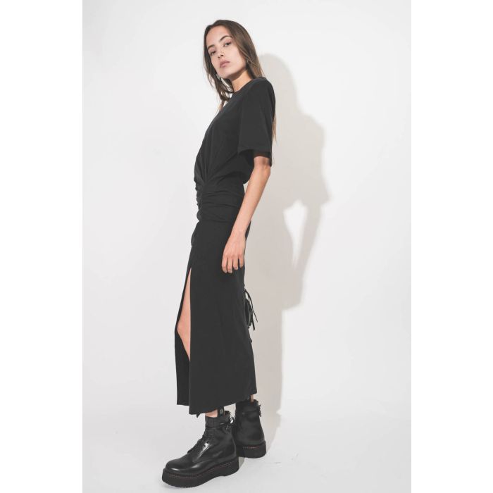 Robe longue manches courtes drapée et fendue en jersey noir épaulettes amovibles Lexia Isabel Marant Etoile. Détail de la fente sur la jambe.
