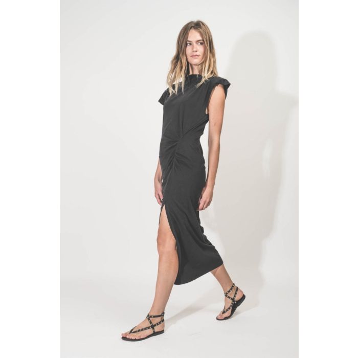 Robe Nadela Isabel Marant Etoile en jersey de coton noir. Porté de profil avec des sandales K.Jacques St-Tropez.
