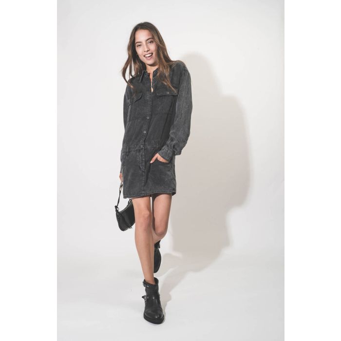 Robe courte droite forme chemise manches longues en Lyocell noir délavé Palvina Isabel Marant Etoile. Porté de face.