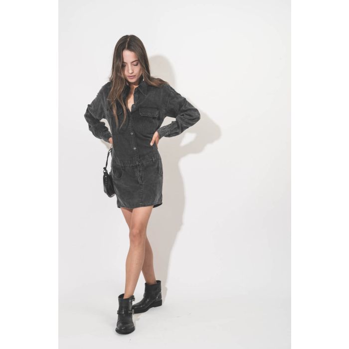 Robe courte droite forme chemise manches longues en Lyocell noir délavé Palvina Isabel Marant Etoile. Porté avec des boots de Biker en cuir noir. 