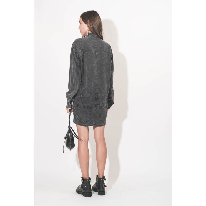 Robe courte droite forme chemise manches longues en Lyocell noir délavé Palvina Isabel Marant Etoile. Porté de dos;