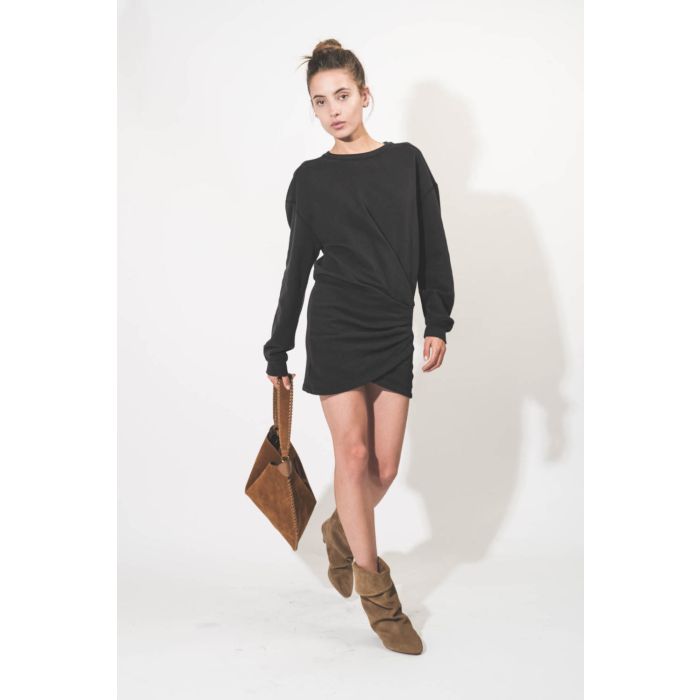 Robe courte manches longues en sweat noir Pipper Isabel Marant Etoile. Porté avec des boots en cuir suédé kaki.